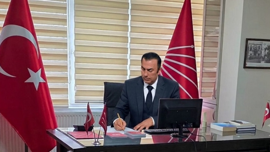 ATAMIZIN BÜSTÜNÜ DERHAL ESKİ YERİNE GETİRİN, BİR DAHA DA DOKUNMAYIN!